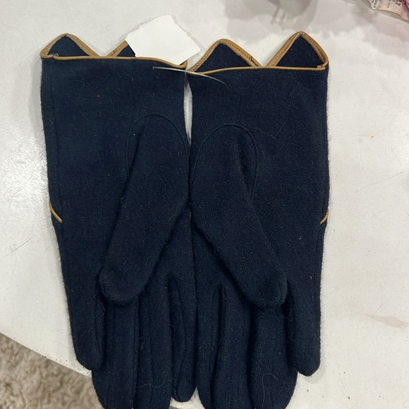 NWT ladies gloves with button detail, dark navy - Picture 5 of 6